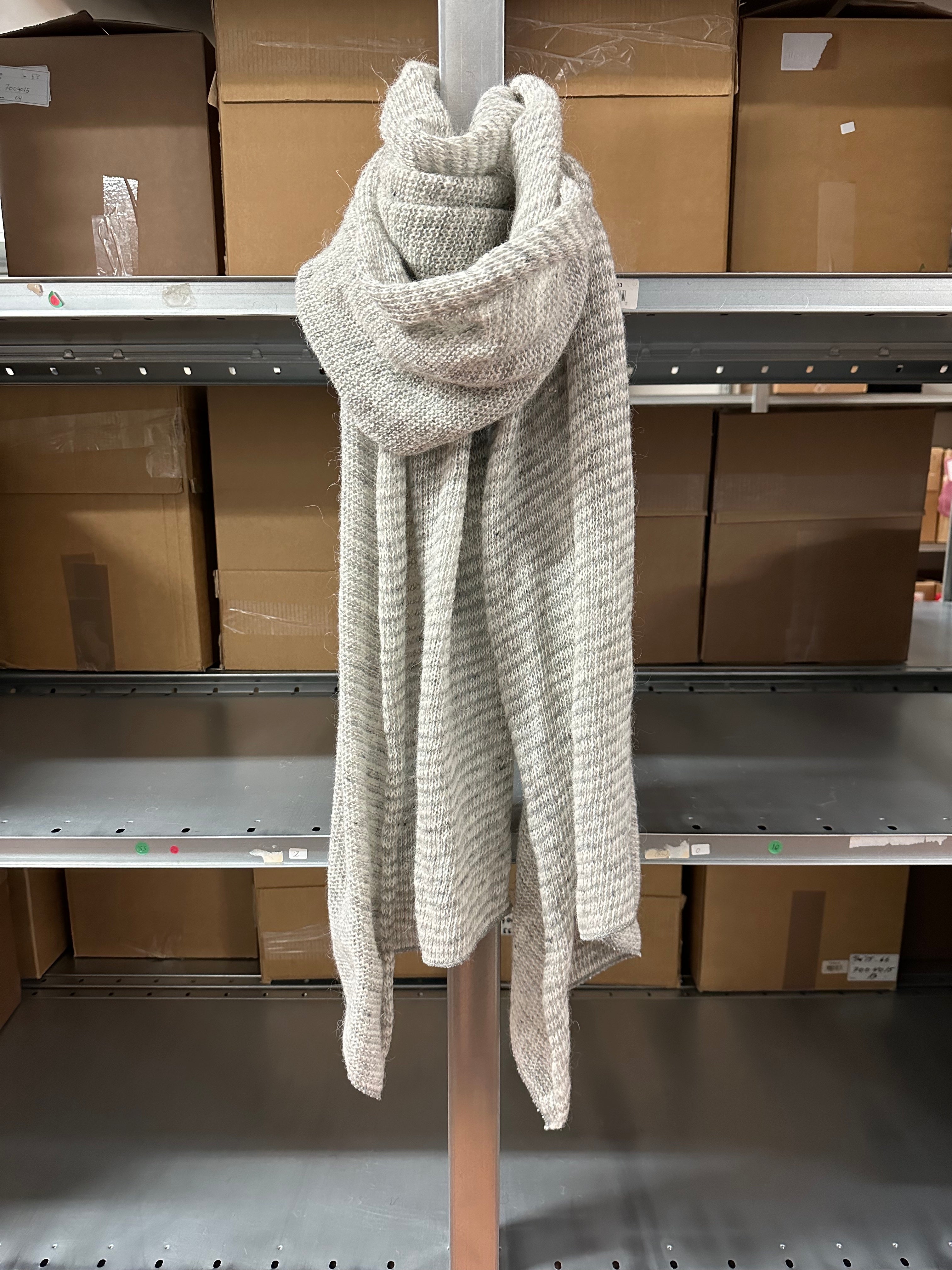 Knitted scarf - Light Grey / White