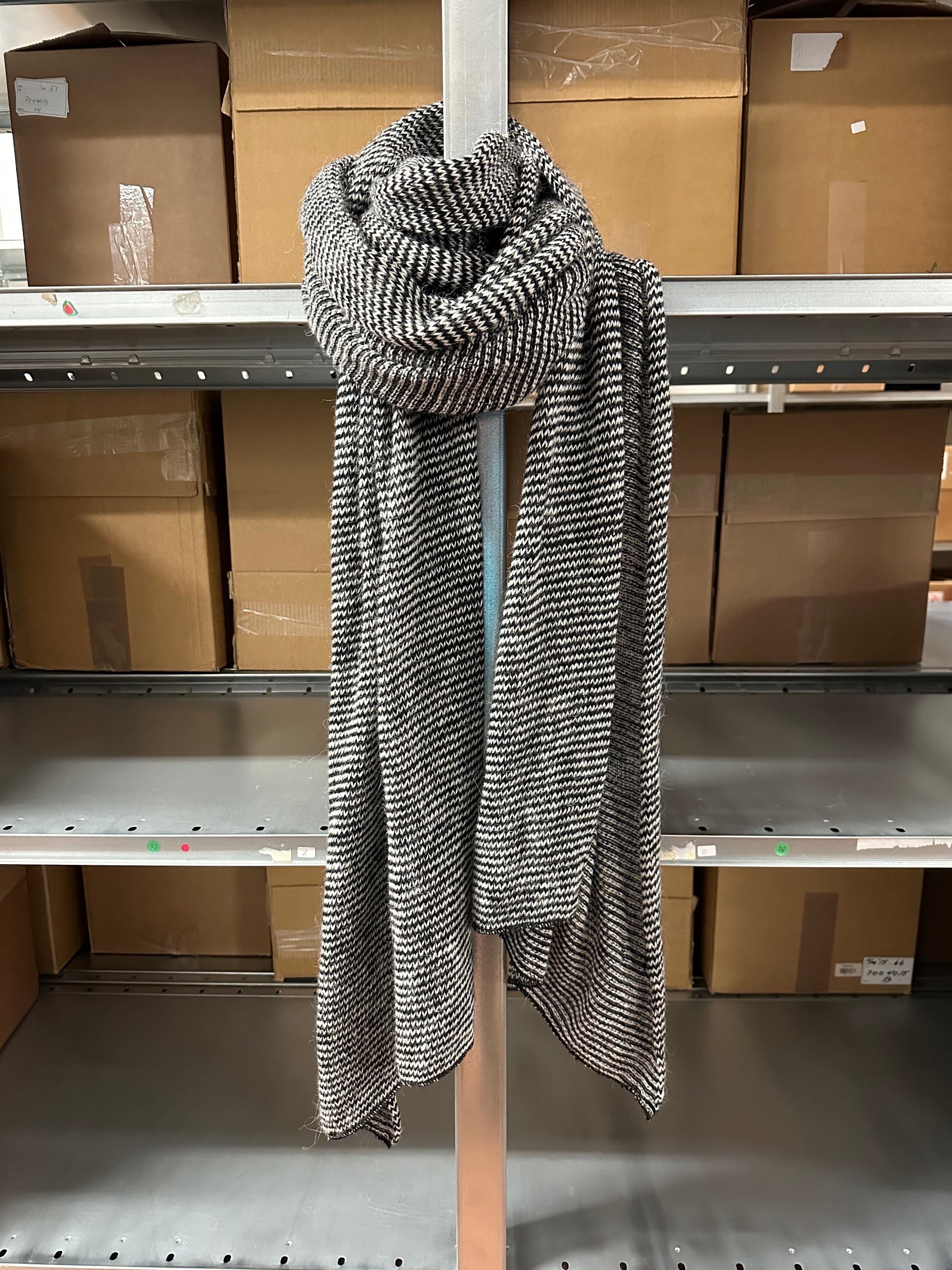 Knitted scarf - Black / White