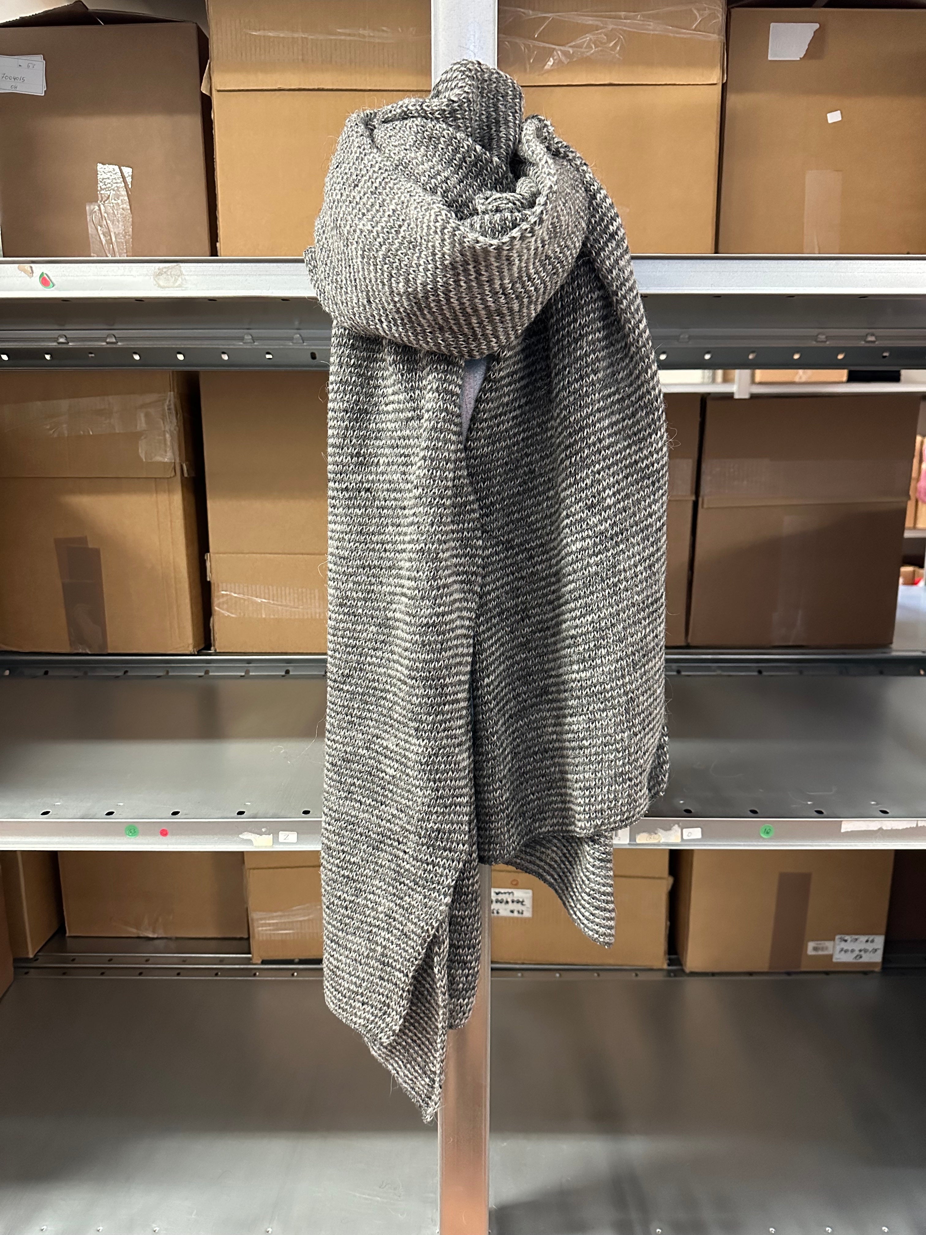 Knitted scarf - Grey / White